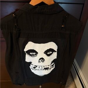 Black Sleeveless Vest with Crimson skull